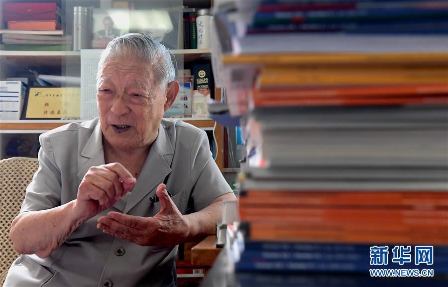 （愛(ài)國(guó)者 奮斗情&middot;圖文互動(dòng)）（3）用醫(yī)術(shù)和道德守護(hù)&ldquo;光明&rdquo;&mdash;&mdash;全國(guó)道德模范99歲眼科專家張效房的人生軌跡 