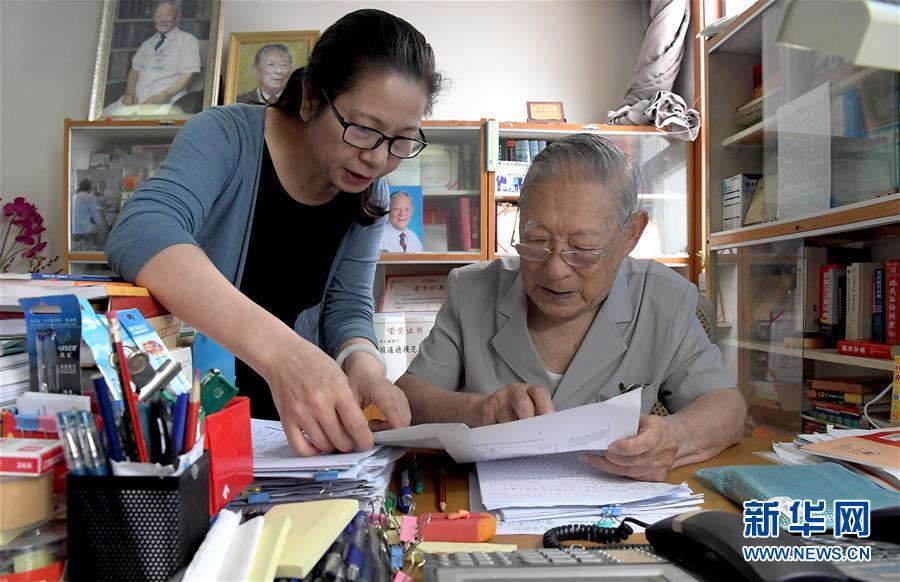 （愛(ài)國(guó)者 奮斗情&middot;圖文互動(dòng)）（4）用醫(yī)術(shù)和道德守護(hù)&ldquo;光明&rdquo;&mdash;&mdash;全國(guó)道德模范99歲眼科專家張效房的人生軌跡 