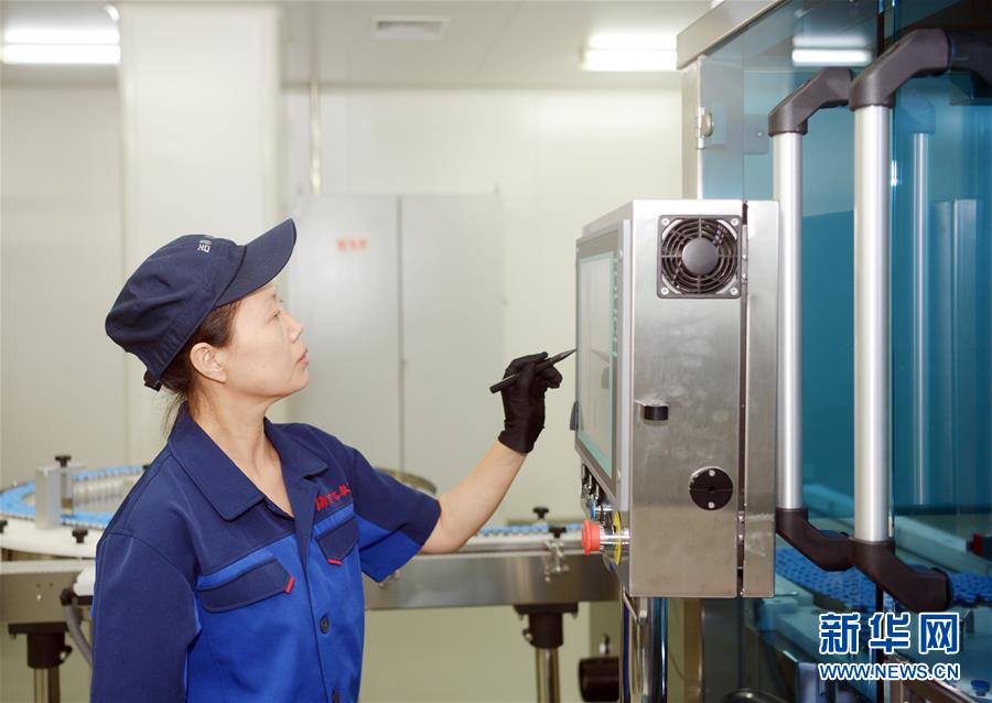 (在習(xí)近平新時代中國特色社會主義思想指引下——新時代新作為新篇章·總書記關(guān)心的百姓身邊事·圖文互動)(3)“一粒藥”的重量