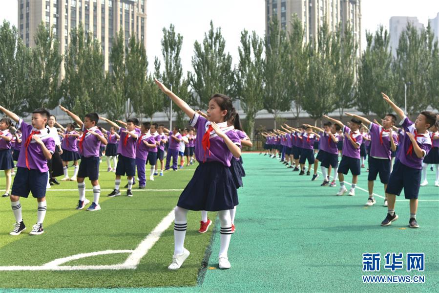 （體育&middot;圖文互動(dòng)）（1）（在習(xí)近平新時(shí)代中國(guó)特色社會(huì)主義思想指引下&mdash;&mdash;新時(shí)代新作為新篇章&middot;總書記關(guān)心的百姓身邊事）奔跑吧，少年！&mdash;&mdash;體育讓孩子們插上強(qiáng)壯的翅膀（配本社同題文字稿）