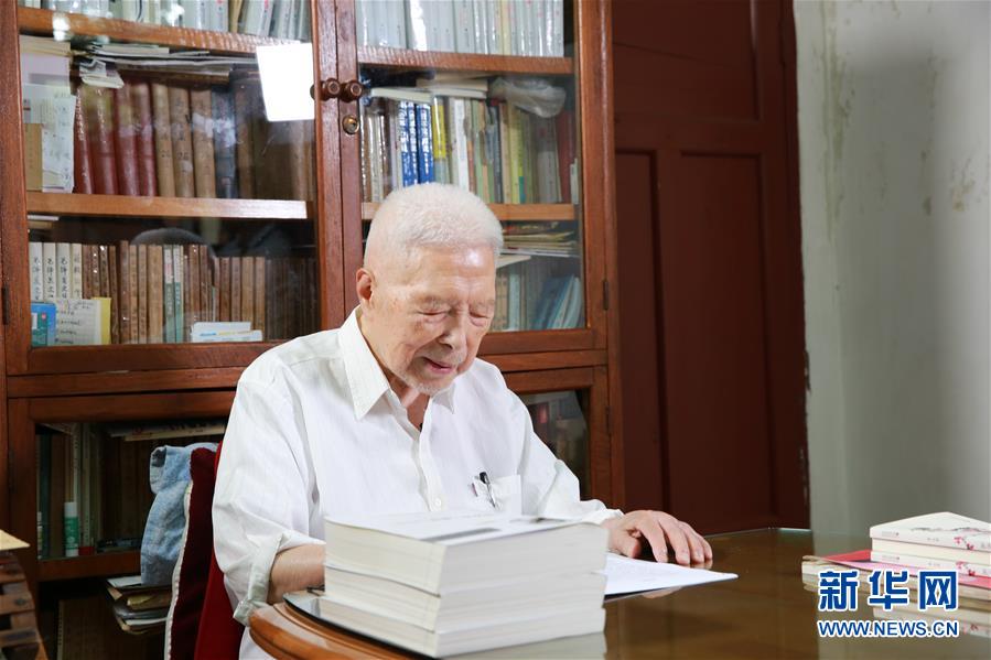 (愛國情 奮斗者·圖文互動)(1)一生“讀”一書 照亮前行路——記2018年“世界馬克思經(jīng)濟(jì)學(xué)獎”獲得者陳征