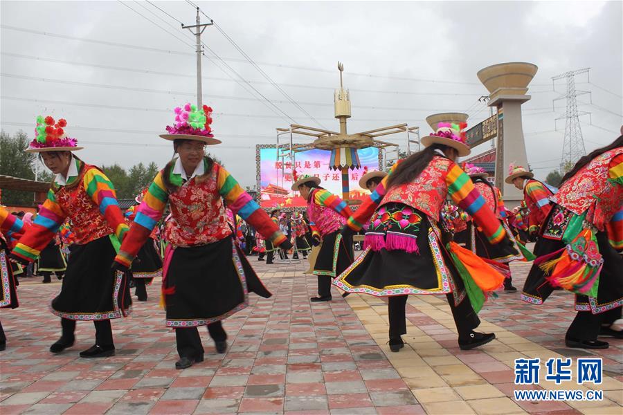 （集中連片特困地區(qū)貧困村調(diào)研行&middot;圖文互動(dòng)）（2）搬下山天地寬　真脫貧笑開(kāi)顏&mdash;&mdash;青?；ブ磷遄灾慰h班彥村脫貧調(diào)查 