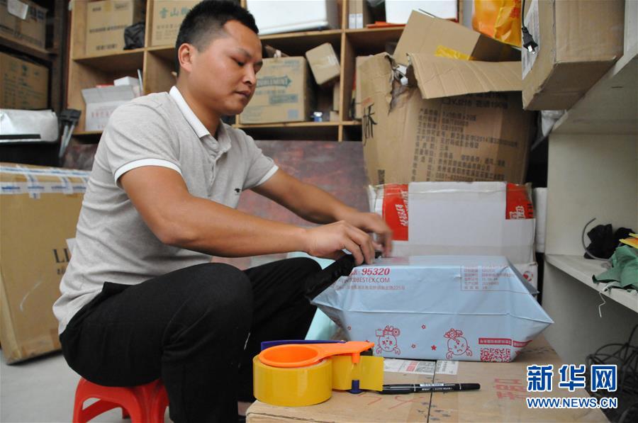 （在習(xí)近平新時代中國特色社會主義思想指引下&mdash;&mdash;新時代新作為新篇章&middot;總書記關(guān)心的百姓身邊事&middot;圖文互動）（3）手機(jī)成為&ldquo;新農(nóng)具&rdquo;　莊戶人變&ldquo;新店家&rdquo;&mdash;&mdash;農(nóng)村電商助力農(nóng)民豐收