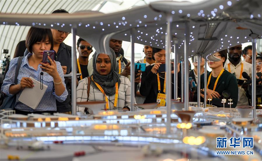 (經(jīng)濟)(8)中外媒體參觀北京大興國際機場