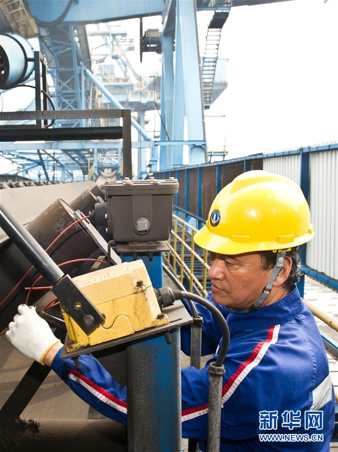 （愛國(guó)情 奮斗者&middot;圖文互動(dòng)）（1）錨定無悔奮進(jìn)的航向&mdash;&mdash;記港口創(chuàng)新路上的&ldquo;藍(lán)領(lǐng)專家&rdquo;孔祥瑞