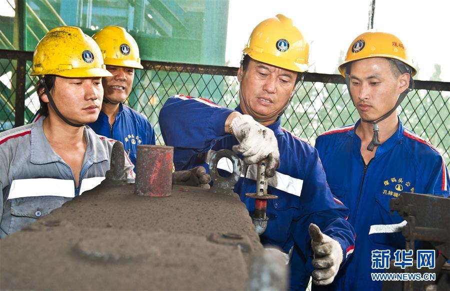 （愛國(guó)情 奮斗者&middot;圖文互動(dòng)）（2）錨定無悔奮進(jìn)的航向&mdash;&mdash;記港口創(chuàng)新路上的&ldquo;藍(lán)領(lǐng)專家&rdquo;孔祥瑞