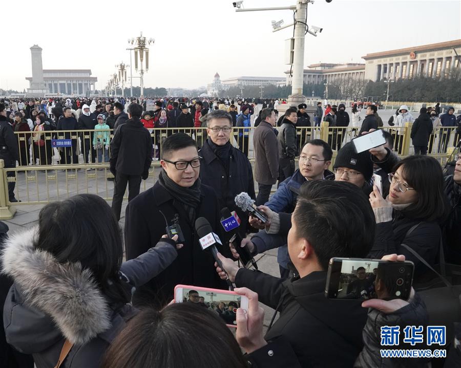 (社會(huì))(3)香港警務(wù)處處長(zhǎng)鄧炳強(qiáng)率團(tuán)觀看天安門(mén)廣場(chǎng)升國(guó)旗儀式