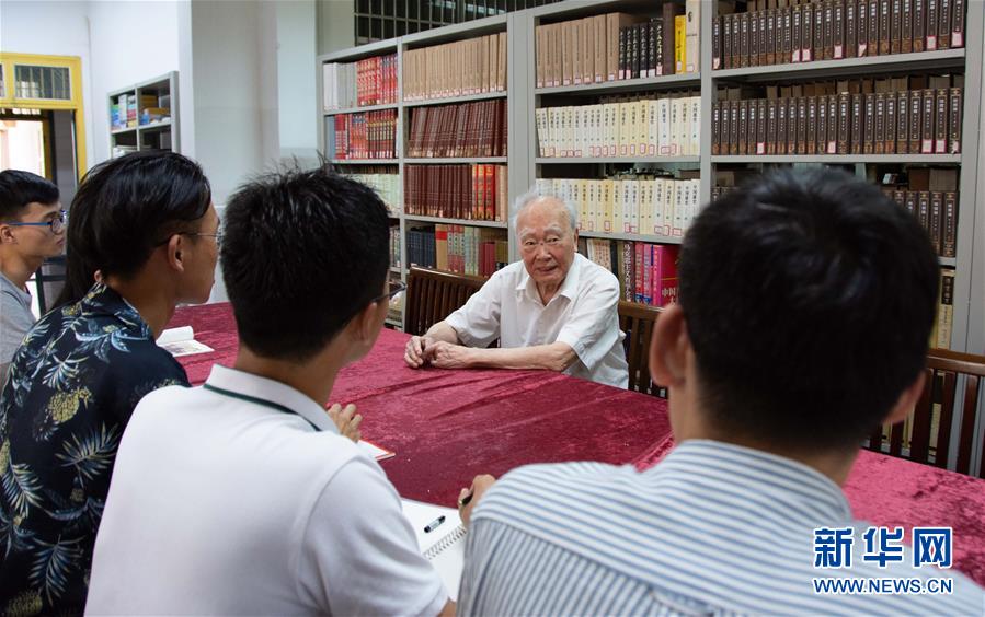 （新華全媒頭條&middot;圖文互動）（4）滄海橫流 信仰彌堅&mdash;&mdash;記共產黨員、湘潭大學九旬教授滄南