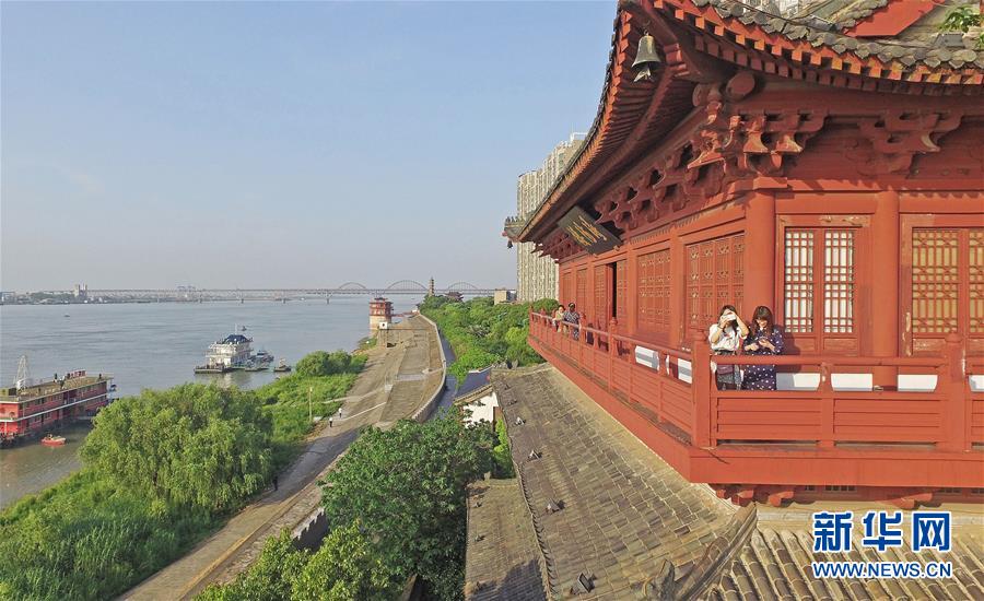 （在習(xí)近平新時(shí)代中國(guó)特色社會(huì)主義思想指引下&mdash;&mdash;新時(shí)代新作為新篇章&middot;總書(shū)記關(guān)切高質(zhì)量發(fā)展&middot;圖文互動(dòng)）（2）在藍(lán)天白云下&mdash;&mdash;污染防治攻堅(jiān)戰(zhàn)持續(xù)推進(jìn)