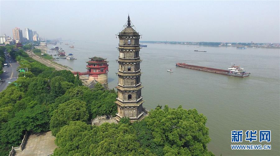 （在習(xí)近平新時(shí)代中國(guó)特色社會(huì)主義思想指引下&mdash;&mdash;新時(shí)代新作為新篇章&middot;總書(shū)記關(guān)切高質(zhì)量發(fā)展&middot;圖文互動(dòng)）（3）在藍(lán)天白云下&mdash;&mdash;污染防治攻堅(jiān)戰(zhàn)持續(xù)推進(jìn)