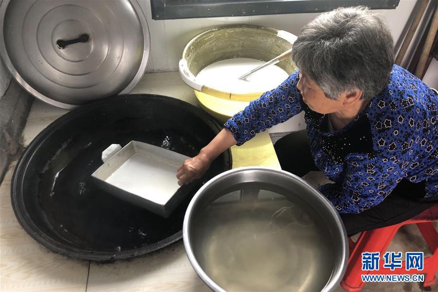 （脫貧攻堅(jiān)&middot;圖文互動(dòng)）（2）中國(guó)東極故事之四：&ldquo;粉皮大娘&rdquo;屈晶的&ldquo;脫貧秘方&rdquo;