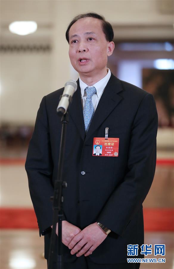 （兩會(huì)&middot;面對(duì)面）（3）全國(guó)人大代表接受采訪