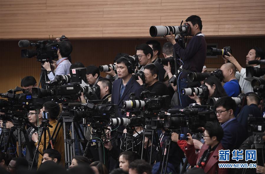 （兩會(huì)&middot;XHDW）（9）商務(wù)部部長鐘山等就&ldquo;促進(jìn)形成強(qiáng)大國內(nèi)市場 推動(dòng)全方位對外開放&rdquo;答記者問