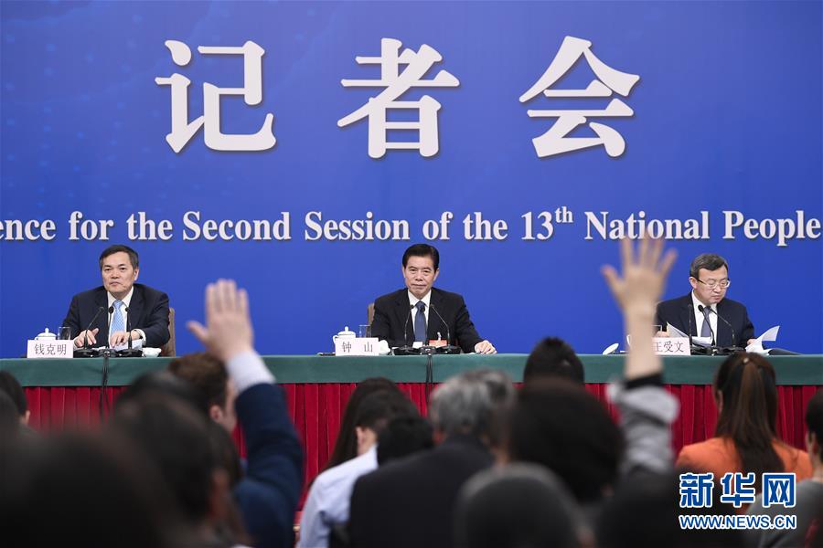 （兩會(huì)&middot;XHDW）（11）商務(wù)部部長鐘山等就&ldquo;促進(jìn)形成強(qiáng)大國內(nèi)市場 推動(dòng)全方位對(duì)外開放&rdquo;答記者問