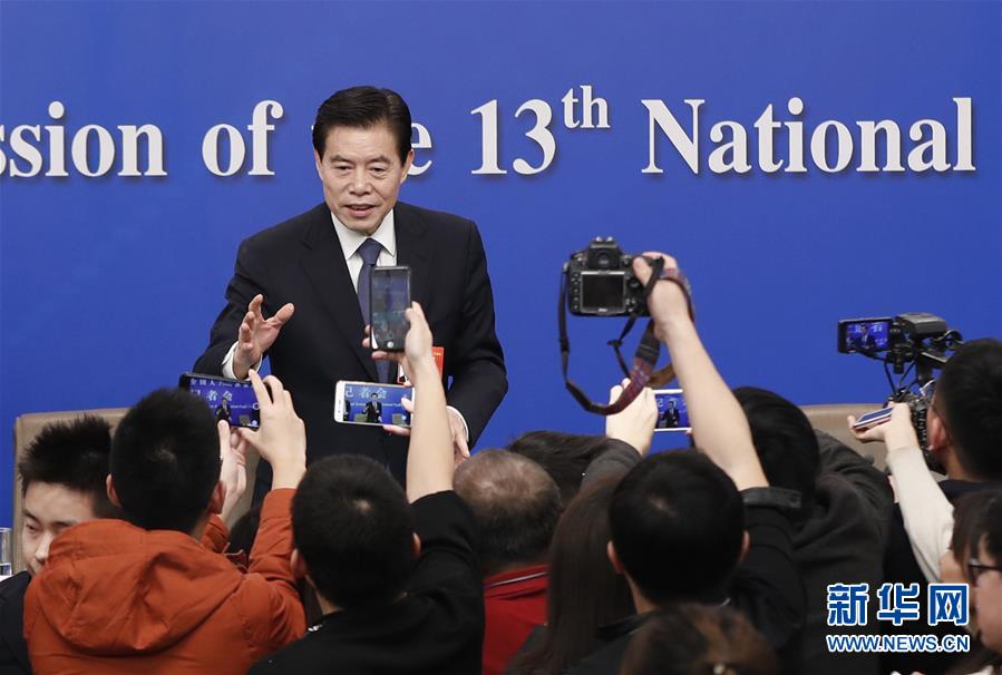 （兩會&middot;XHDW）（12）商務部部長鐘山等就&ldquo;促進形成強大國內(nèi)市場 推動全方位對外開放&rdquo;答記者問