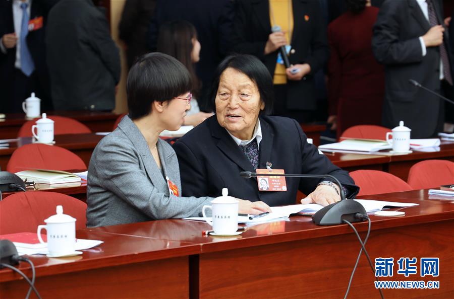 （新華全媒頭條&middot;兩會(huì)特別報(bào)道&middot;圖文互動(dòng)）（5）向著夢(mèng)想的接力&mdash;&mdash;&ldquo;90歲&rdquo;與&ldquo;95后&rdquo;代表的&ldquo;對(duì)話&rdquo;