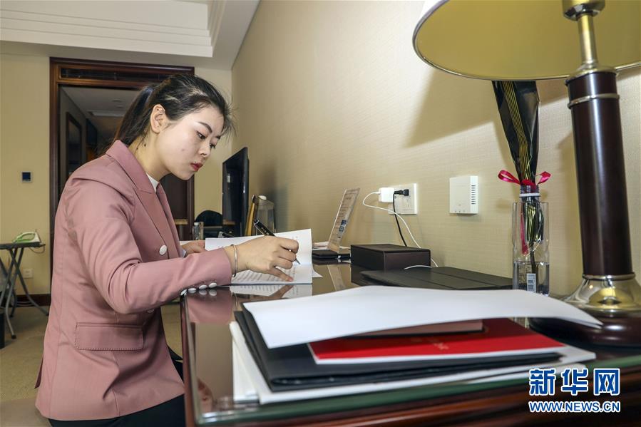 （新華全媒頭條&middot;兩會(huì)特別報(bào)道&middot;圖文互動(dòng)）（12）向著夢(mèng)想的接力&mdash;&mdash;&ldquo;90歲&rdquo;與&ldquo;95后&rdquo;代表的&ldquo;對(duì)話&rdquo;