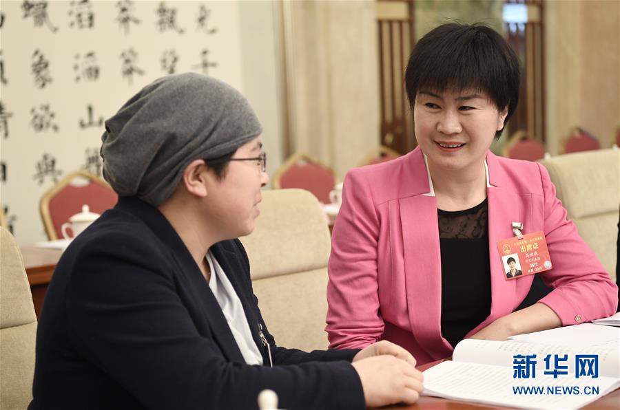 (兩會·圖片故事)(4)全國人大代表馬恒燕:讓城鄉(xiāng)學生共享“互聯(lián)網(wǎng)+教育”優(yōu)質(zhì)資源