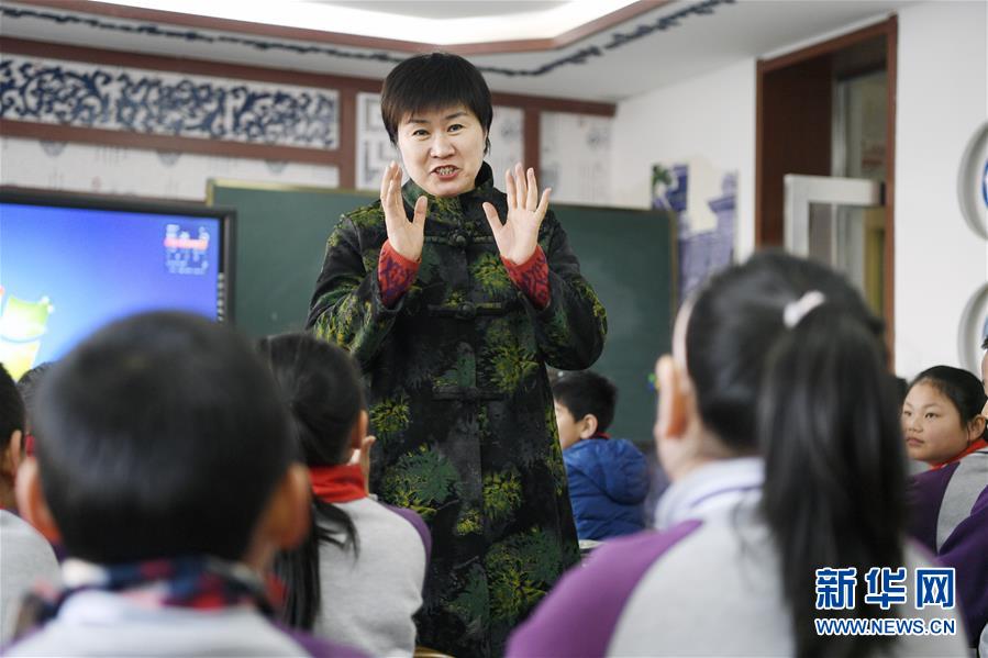 (兩會(huì)·圖片故事)(5)全國人大代表馬恒燕:讓城鄉(xiāng)學(xué)生共享“互聯(lián)網(wǎng)+教育”優(yōu)質(zhì)資源