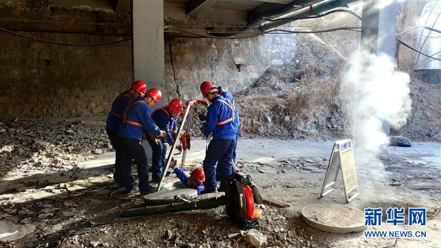 （嚴寒下的勞動者&middot;圖文互動）（1）巡線工人&ldquo;冰與火&rdquo;的考驗