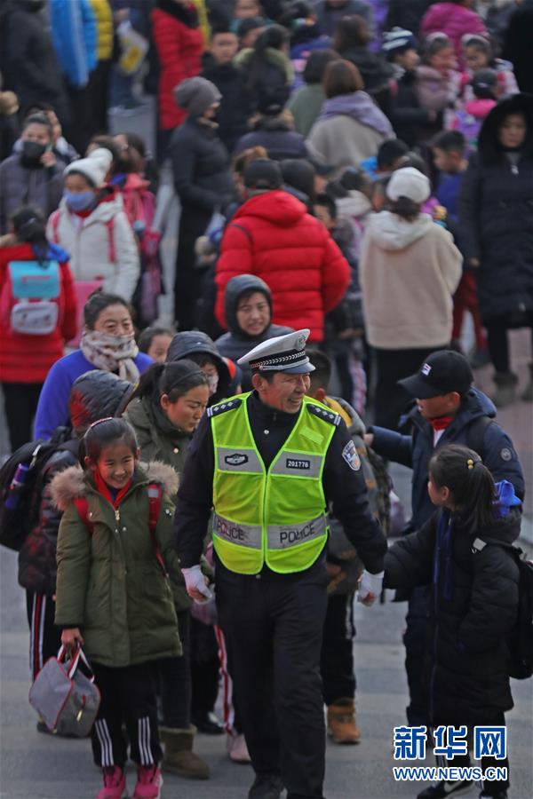 （新春走基層&middot;圖文互動）（3）老楊貓腰護學(xué)：20米走了33年