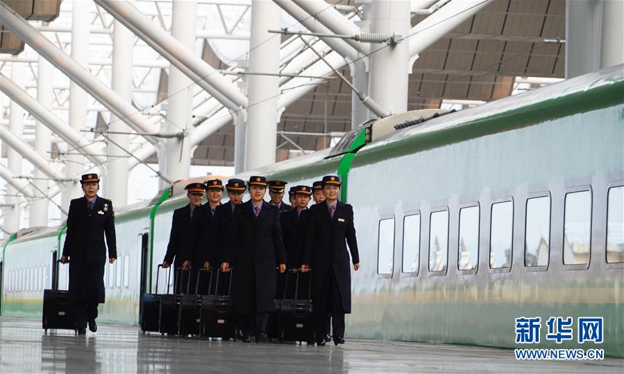 （新春走基層&middot;圖文互動(dòng)）（6）站臺(tái)上的&ldquo;兩塊表&rdquo;