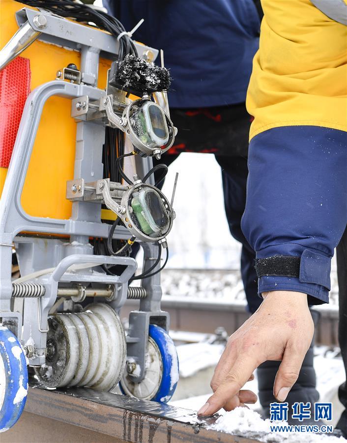 （新春走基層）（13）嚴寒下的&ldquo;鐵路醫(yī)生&rdquo;：風雪中守護回家路