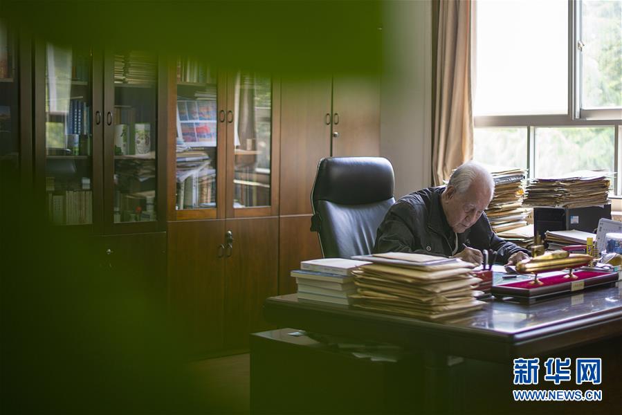 （今日關(guān)注&middot;科技獎(jiǎng)勵(lì)大會(huì)&middot;圖文互動(dòng)）（5）此生屬于祖國(guó)，此生無(wú)怨無(wú)悔&mdash;&mdash;隱身30年的中國(guó)核潛艇先驅(qū)黃旭華