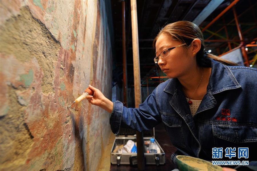 （時代先鋒&middot;圖文互動）（8）此生不悔入沙海 勇?lián)厝问家娊?mdash;&mdash;敦煌研究院文物保護利用群體群像