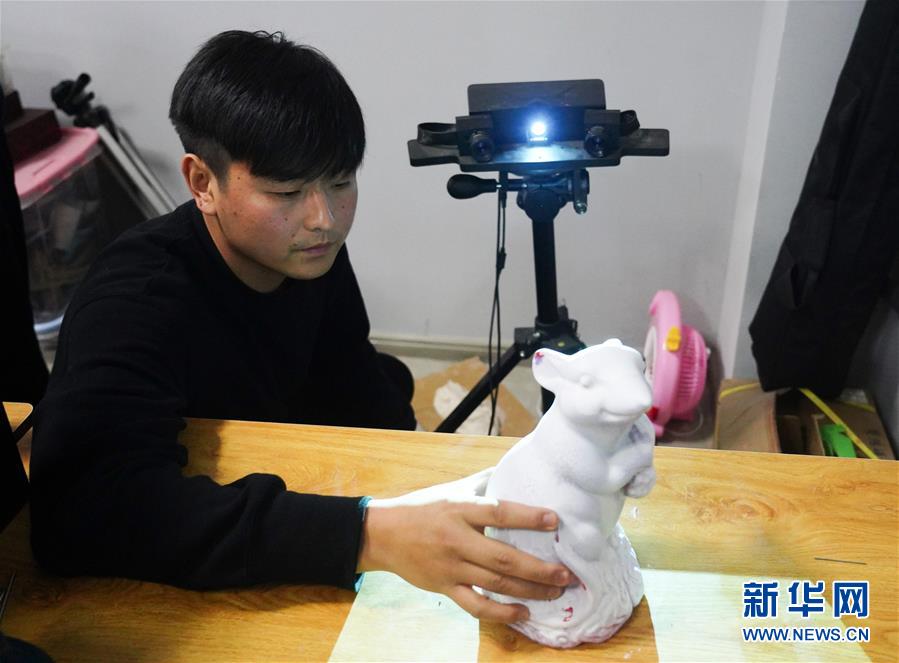 (新春走基層·圖文互動(dòng))(7)瓷鼠鬧新春