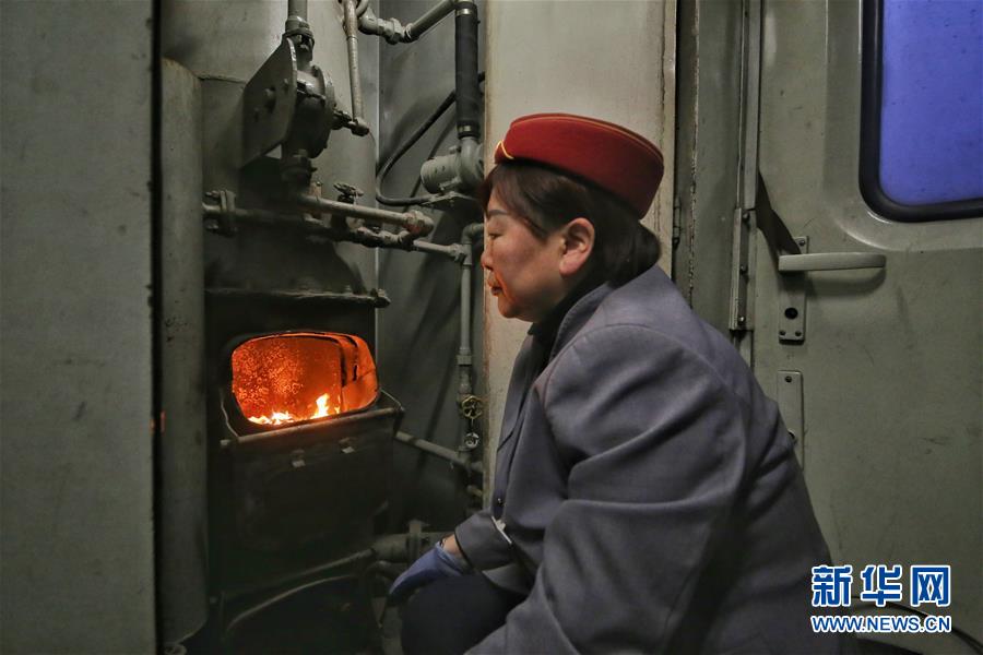 （新春走基層&middot;圖文互動）（2）小康路上，與&ldquo;小慢車&rdquo;同行&mdash;&mdash;長白山區(qū)綠皮火車二三事