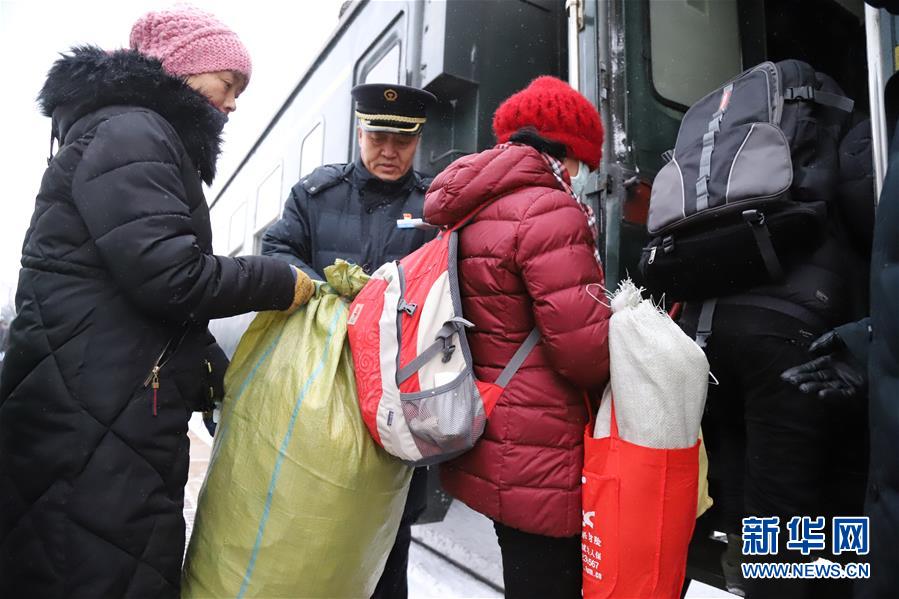 （新春走基層&middot;圖文互動）（4）小康路上，與&ldquo;小慢車&rdquo;同行&mdash;&mdash;長白山區(qū)綠皮火車二三事