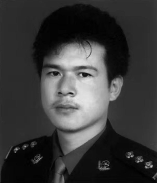 （為了民族復(fù)興&middot;英雄烈士譜&middot;圖文互動(dòng)）張杰明：誓死與歹徒搏斗的公安英模