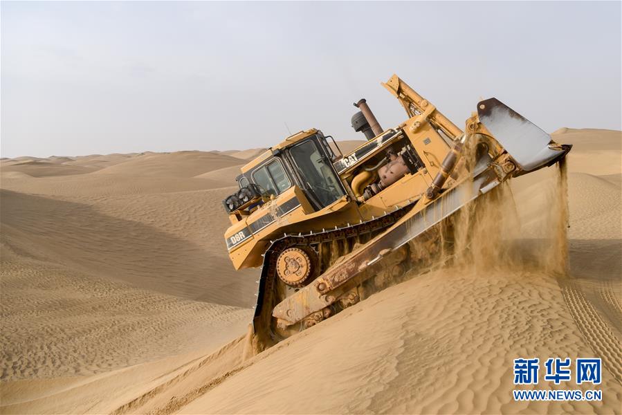 （新春走基層&middot;圖文互動）（3）特寫：與車為伴，獨(dú)行沙海