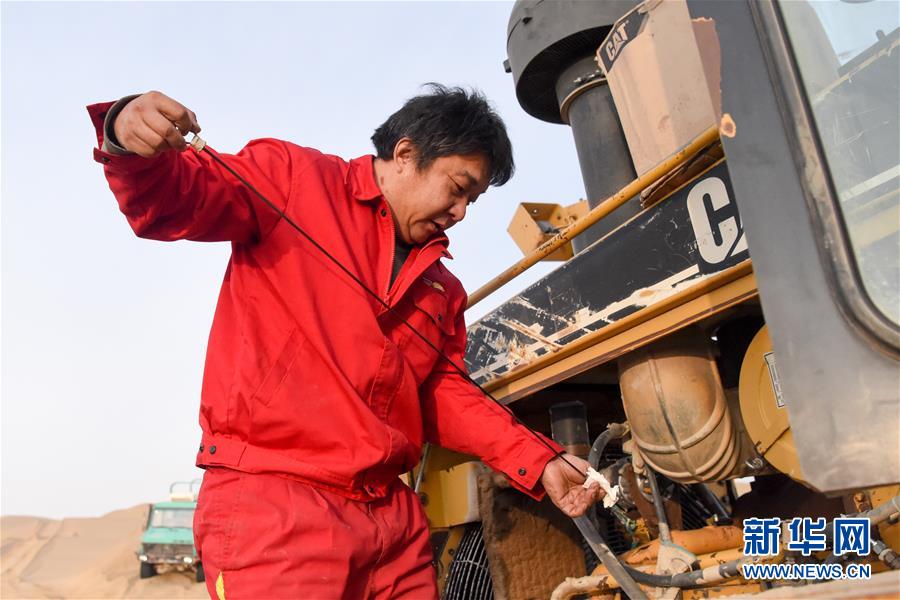 （新春走基層&middot;圖文互動）（4）特寫：與車為伴，獨(dú)行沙海