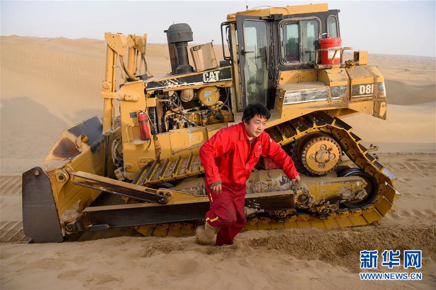 （新春走基層&middot;圖文互動）（5）特寫：與車為伴，獨(dú)行沙海
