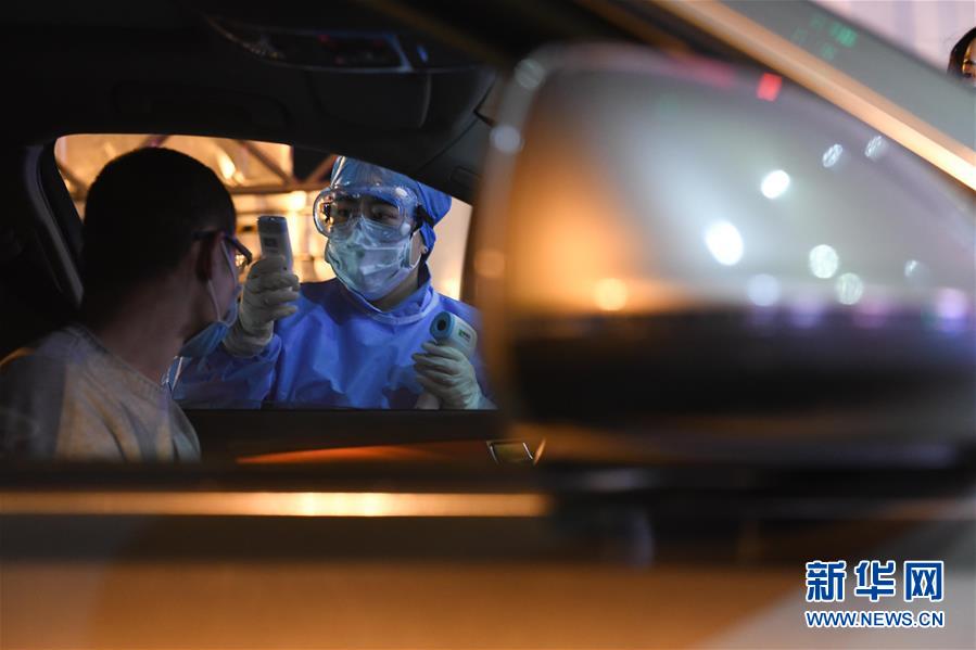 （在習(xí)近平新時(shí)代中國(guó)特色社會(huì)主義思想指引下&mdash;&mdash;新時(shí)代新作為新篇章&middot;習(xí)近平總書記關(guān)切事&middot;圖文互動(dòng)）（6）當(dāng)億萬只手緊握在一起&hellip;&hellip;&mdash;&mdash;戰(zhàn)&ldquo;疫&rdquo;一線感受中國(guó)力量