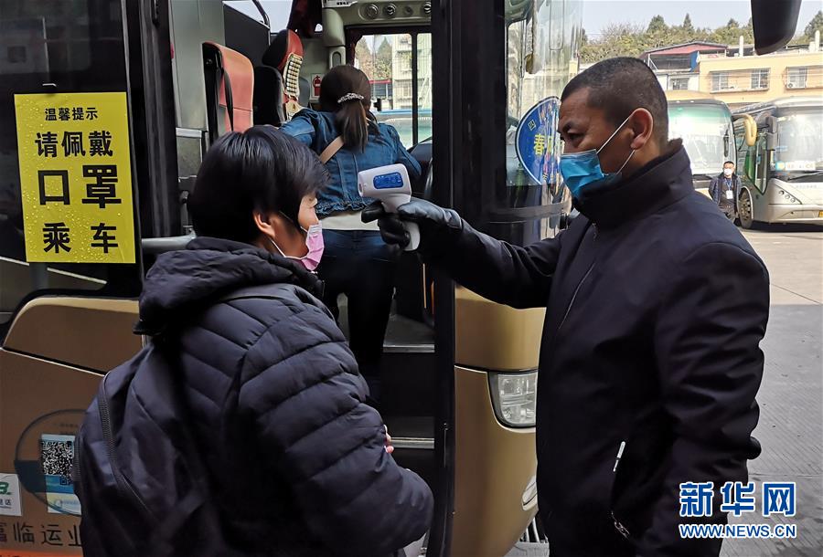 （做好六穩(wěn)工作 應(yīng)對復(fù)雜局面&middot;圖文互動）（4）四川：&ldquo;點對點、一站式&rdquo;送農(nóng)民工安全返崗