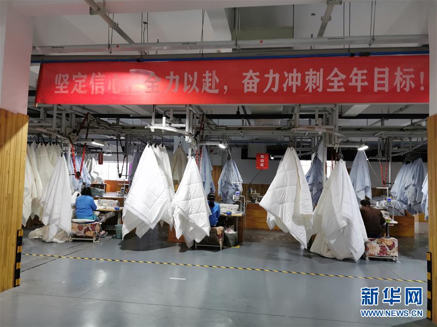 （來(lái)自經(jīng)濟(jì)前沿的故事&middot;企業(yè)復(fù)工復(fù)產(chǎn)&middot;圖文互動(dòng)）（4）&ldquo;開(kāi)門紅包&rdquo;變&ldquo;消毒迎門&rdquo;&mdash;&mdash;長(zhǎng)沙高新區(qū)一家企業(yè)復(fù)工的&ldquo;拼勁&rdquo;