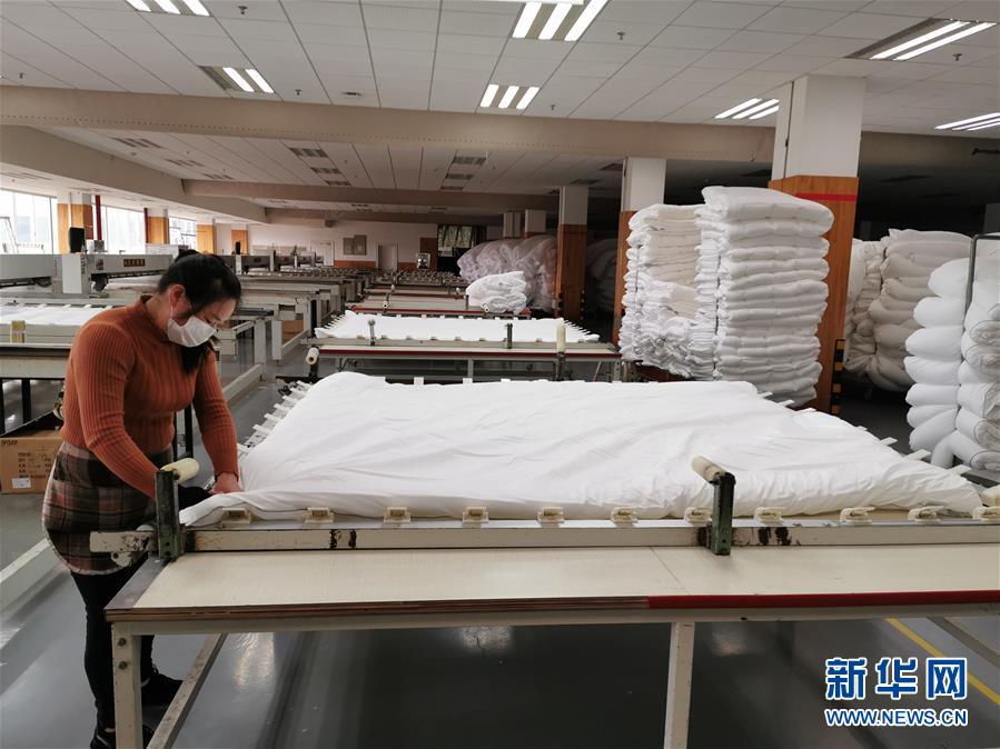 （來(lái)自經(jīng)濟(jì)前沿的故事&middot;企業(yè)復(fù)工復(fù)產(chǎn)&middot;圖文互動(dòng)）（1）&ldquo;開(kāi)門紅包&rdquo;變&ldquo;消毒迎門&rdquo;&mdash;&mdash;長(zhǎng)沙高新區(qū)一家企業(yè)復(fù)工的&ldquo;拼勁&rdquo;