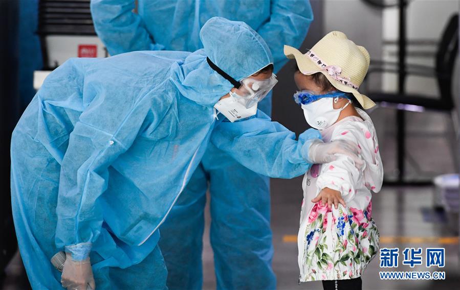 （社會(huì)）（2）海南三亞：湖北百余名滯留旅客包機(jī)返程