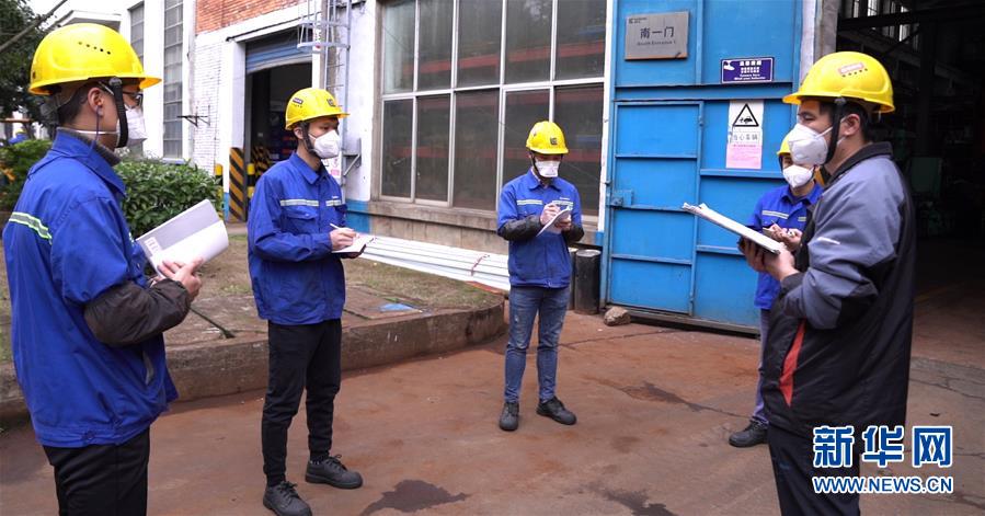 （來自經(jīng)濟前沿的故事&middot;企業(yè)復(fù)工復(fù)產(chǎn)&middot;圖文互動）（3）戴口罩、測體溫進公司&mdash;&mdash;廣西柳工復(fù)工見聞