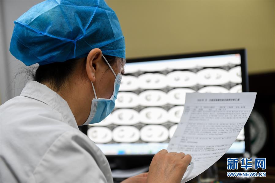 （聚焦疫情防控&middot;圖文互動）（4）特寫：遠程醫(yī)療中心里的生命接力