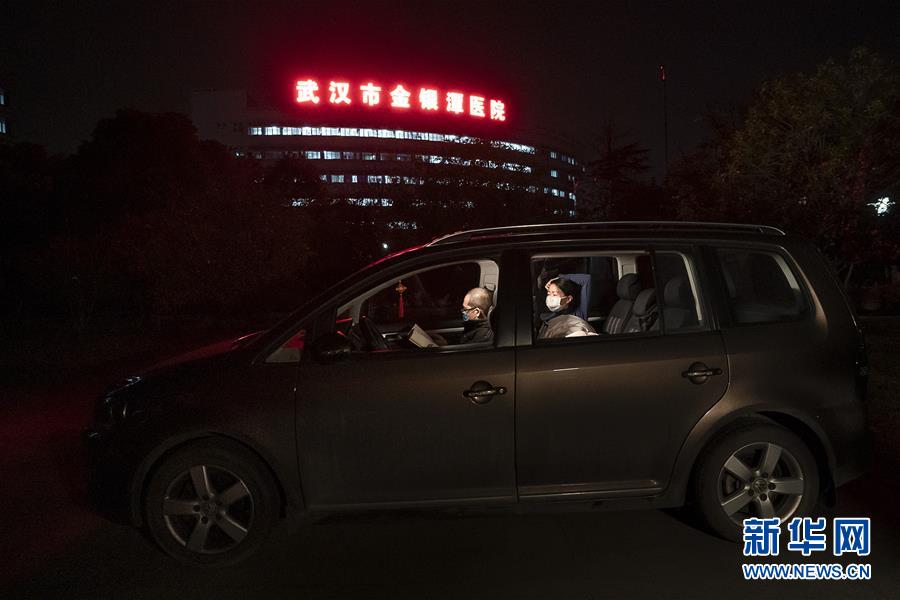 （一線抗疫群英譜&middot;圖文互動）（1）特寫：為節(jié)省10分鐘，這對醫(yī)護夫妻&ldquo;以車為家&rdquo;