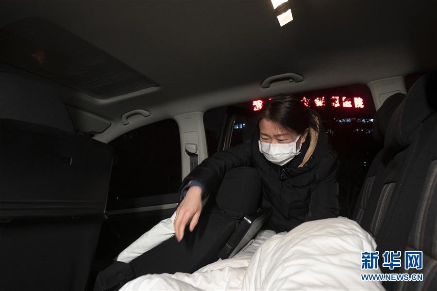 （一線抗疫群英譜&middot;圖文互動）（2）特寫：為節(jié)省10分鐘，這對醫(yī)護夫妻&ldquo;以車為家&rdquo;