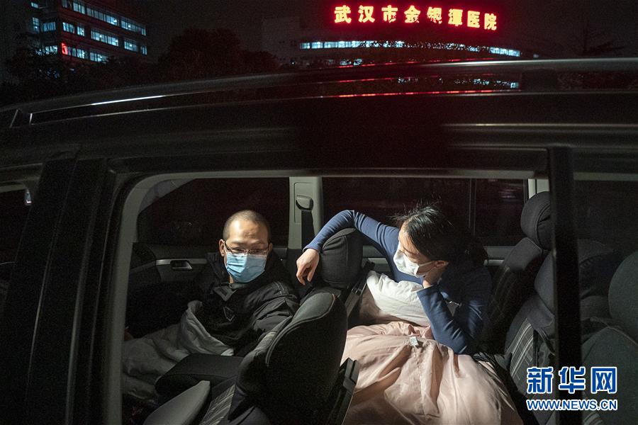 （一線抗疫群英譜&middot;圖文互動）（4）特寫：為節(jié)省10分鐘，這對醫(yī)護夫妻&ldquo;以車為家&rdquo;