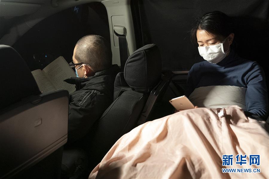 （一線抗疫群英譜&middot;圖文互動）（5）特寫：為節(jié)省10分鐘，這對醫(yī)護夫妻&ldquo;以車為家&rdquo;
