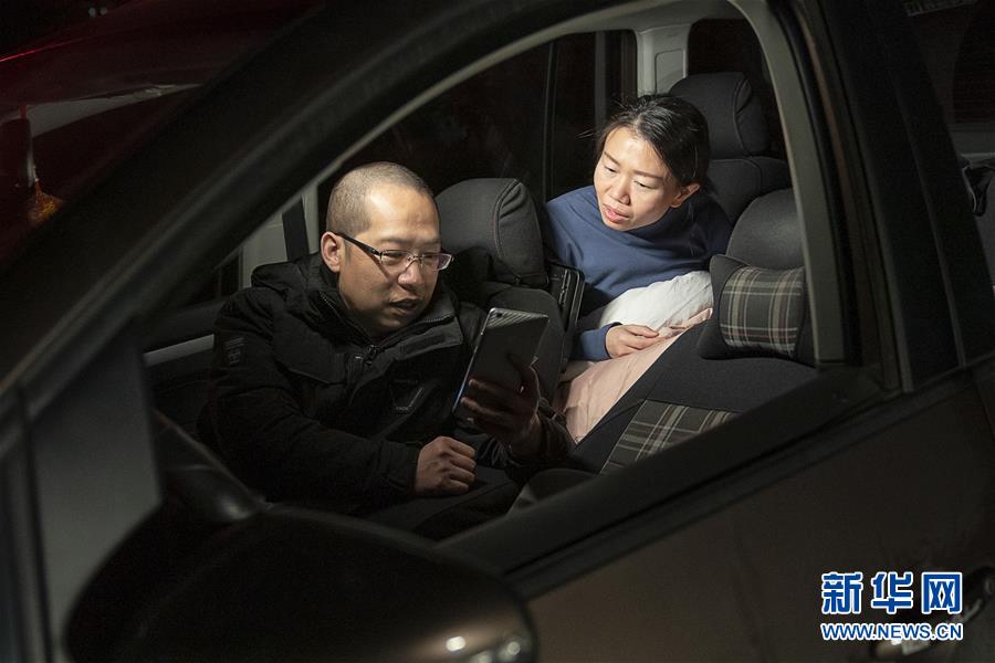 （一線抗疫群英譜&middot;圖文互動）（7）特寫：為節(jié)省10分鐘，這對醫(yī)護夫妻&ldquo;以車為家&rdquo;