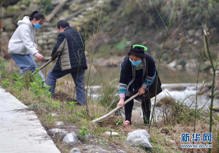 （社會(huì)）（1）苗山脫貧影像志&mdash;&mdash;春天里，她們種下新希望