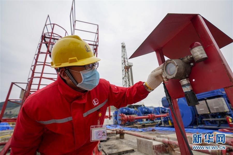 （新華全媒頭條&middot;圖文互動(dòng)）（18）磨難壓不垮 奮起正當(dāng)時(shí)&mdash;&mdash;習(xí)近平總書(shū)記在統(tǒng)籌推進(jìn)新冠肺炎疫情防控和經(jīng)濟(jì)社會(huì)發(fā)展工作部署會(huì)議上的重要講話振奮人心凝聚力量